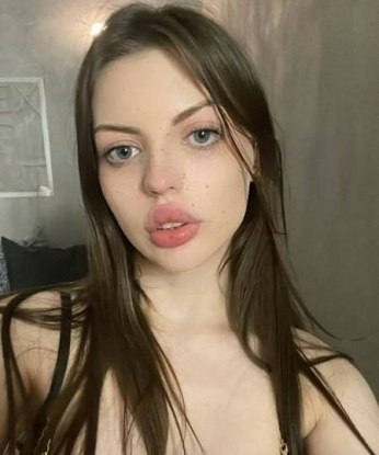 Хлоя, 22 года, 2 размер груди